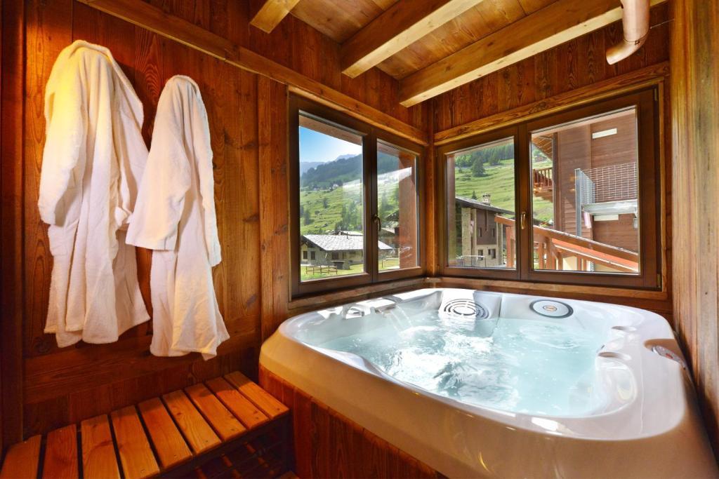 Hotel Le Petit Abri Champoluc Exterior photo